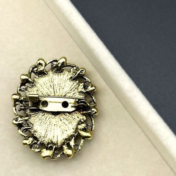 Yellow Gold and Brown with Diamond Crystal Victorian Lady Cameo Pin Back Brooch - Picture 5 of 7